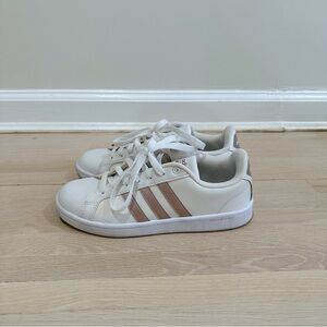 Adidas classic 3-stripes white shoes size 7.5